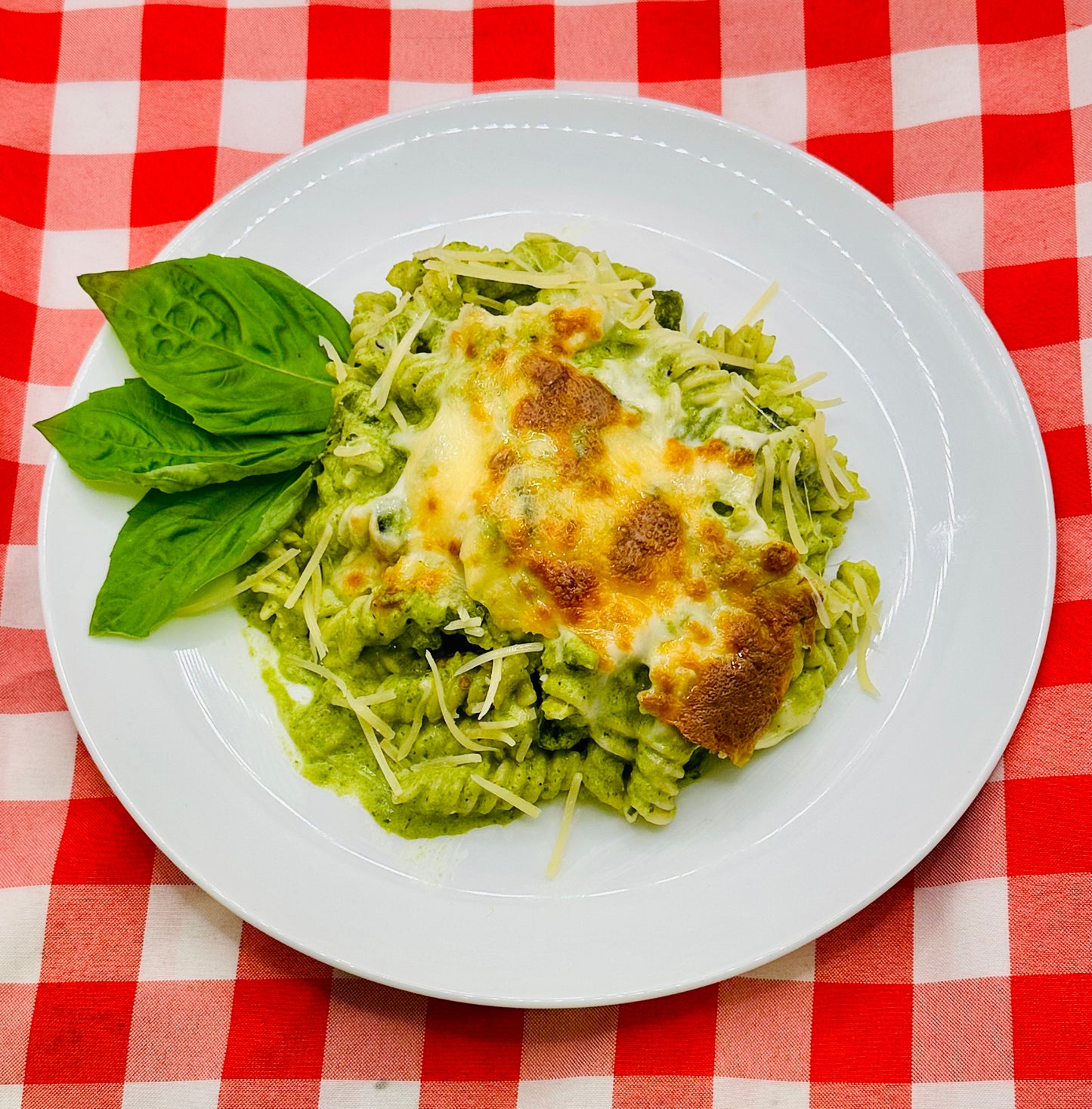 Fusilli verde en salsa de chile poblano con queso philadelphia y queso italiano.