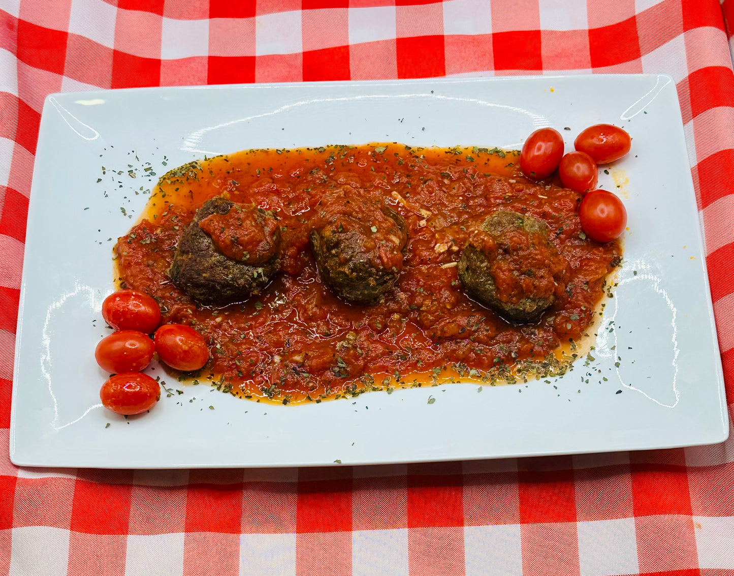 Albóndigas de carne de res en salsa Italiana