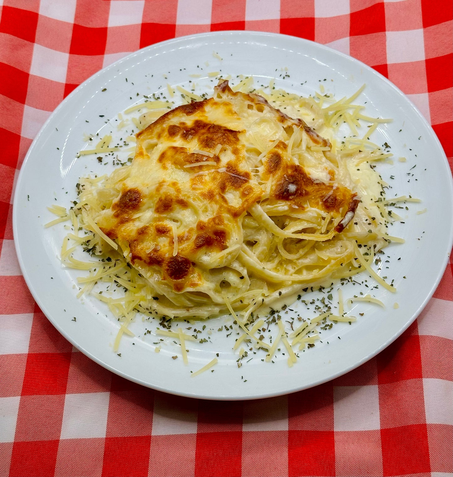 Pasta Alfredo, fettuccine  en salsa de queso parmesano.