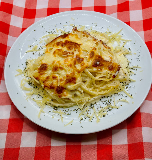 Pasta Alfredo, fettuccine  en salsa de queso parmesano.