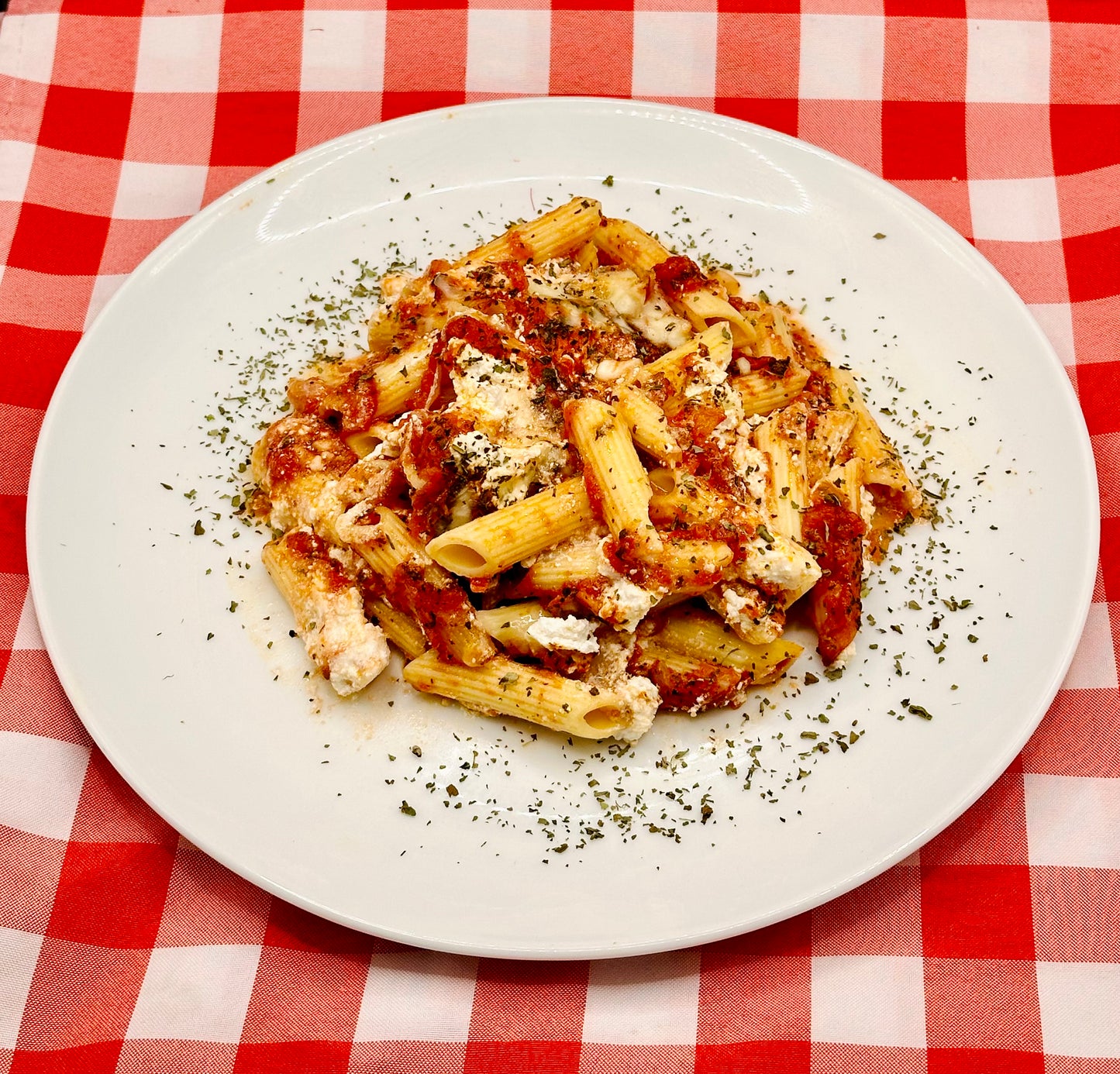 Pasta Zitti, penne en salsa de queso ricotta con un toque de tomate.